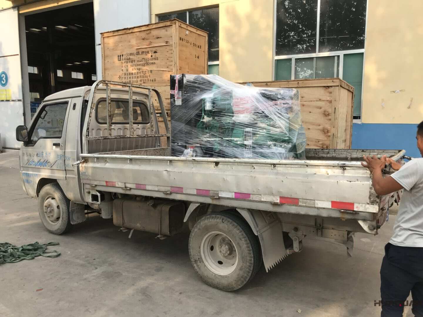 一臺30kw標(biāo)配型柴油發(fā)電機組于9月27日發(fā)往河南