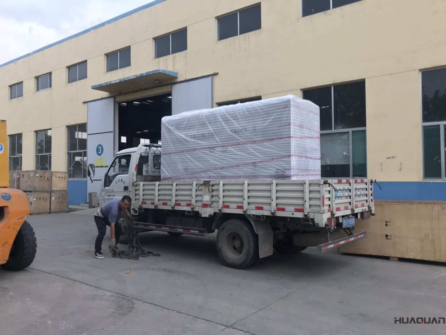 河北申先生10月24日從華全動力訂購了一臺75kw移動靜音拖車柴油發電機組，現已順利發往目的地