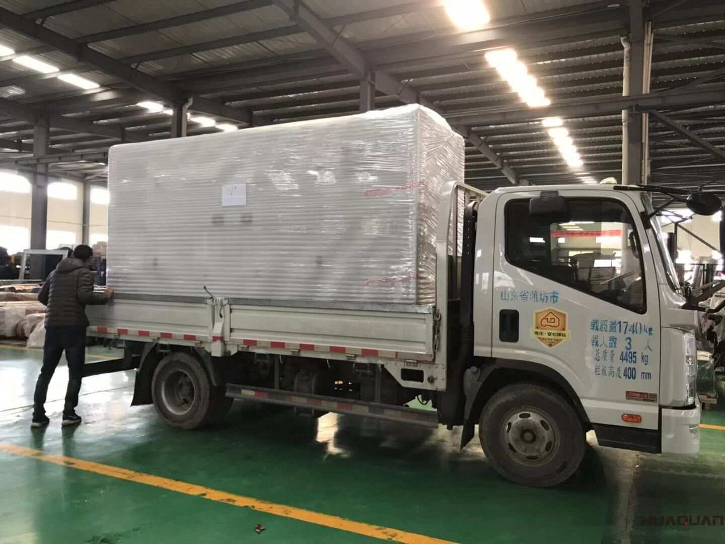 11月15日，楊先生從華全動力采購的一臺260kw靜音箱柴油發(fā)電機(jī)組已經(jīng)承購發(fā)往河北省