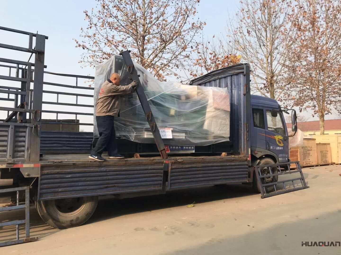 11月24日，一臺400kw立柜四保護(hù)柴油發(fā)電機(jī)組從華全動力順利發(fā)往遼寧省