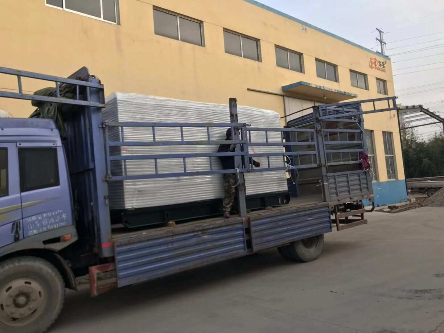 華全動(dòng)力一臺(tái)250kw靜音箱柴油發(fā)電機(jī)組于12月10日成功發(fā)往湖北省