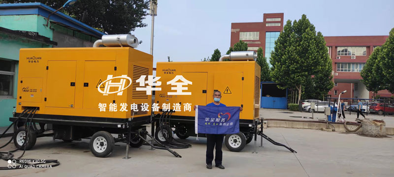 華全工作人員調試兩臺400千瓦靜音發電機組